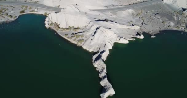 Letecká Drone Scéně Erodované Bílé Skalnaté Krajiny Křižuje Silnici Skalnatém — Stock video
