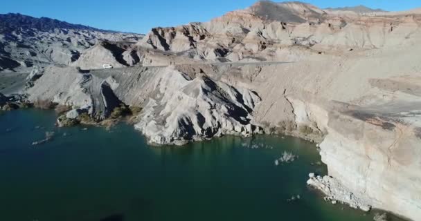 岩の浸食された山々 の道を越えヴァンの空中ドローン シーン ルートの側の海岸と白崖 フアン州 アルゼンチン — ストック動画