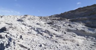 Garip katman oluşumları ile geriye doğru beyaz kayalık kumtaşı gidiyor yürüyüş. Çok yakınında kayalar geçen elini tuttum. Desertic manzara. Rodeolar, San Juan, Arjantin