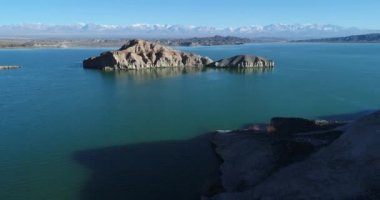 Göl ile rock Adaları'nda günbatımı hava dron sahne. Su ve Andes ve Rodeos şehir keşfetmek kayalar üzerinde uçan. Su üzerinde güneş yansıması. San Juan Eyaleti