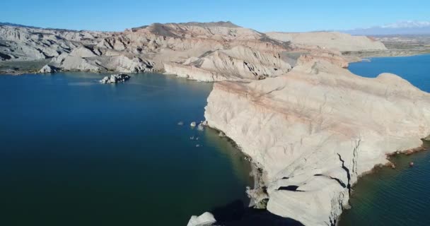 Luchtfoto Drone Scène Van Rotsachtige Bergen Van Witte Blauwe Meer — Stockvideo