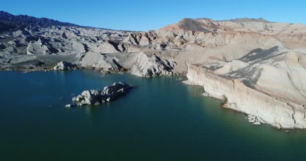 Drone Aérien Scène Lac Avec Des Îles Rocheuses Coucher Soleil — Video