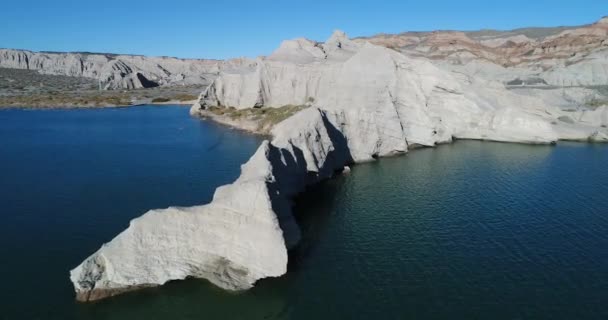 クエスタ ビエント湖で岩が多い半島の空中ドローン シーン 地質の形成 白い崖および背景に浸食された山々 を越え フアン州 アルゼンチン — ストック動画