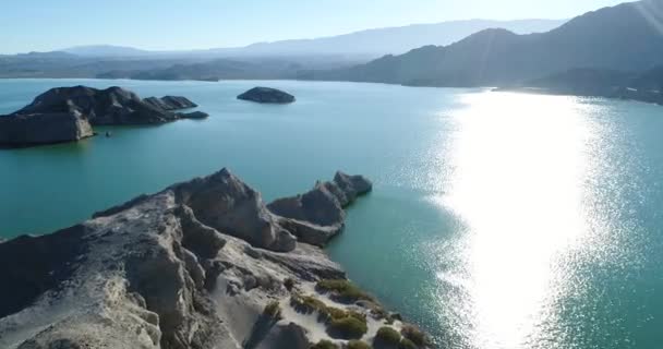 Escena Aérea Drones Del Lago Atardecer Viajando Costa Rocosa Blanca — Vídeo de stock