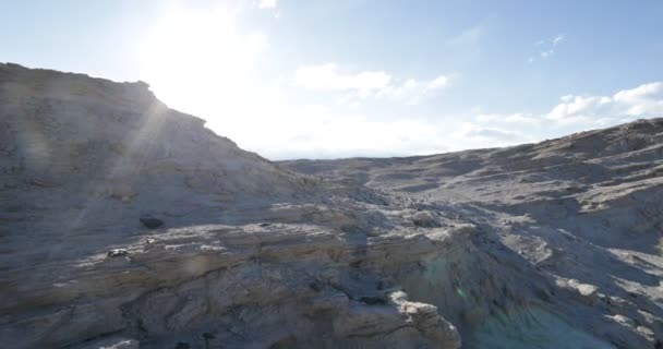 Wandern Über Weißen Felsigen Sandstein Mit Seltsamen Schichtformationen Handkamera Die — Stockvideo