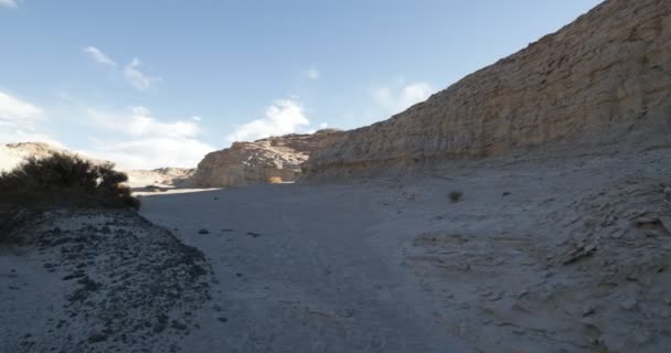 Wandern Über Weißen Sand Zwischen Erodierten Klippen Handkamera Bei Schlechter — Stockvideo