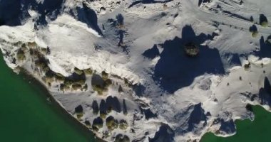 Hava senital dron sahne aşınmış beyaz kayalık Peyzaj yol ve Yarımadası geçti. Uçan su üzerinde biten Yarımadası doğru karadan en iyi manzaralı