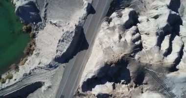 Hava senital dron sahne aşınmış beyaz kayalık manzara kara ve van karavan ile sahil geçti. Uçan rota üzerinde en iyi manzaralı. San Juan Eyaleti, Arjantin.