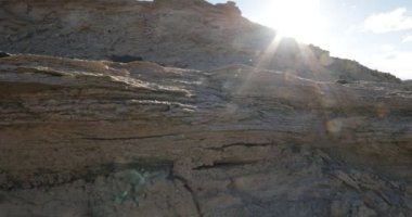 Ayrıntı kayalık katman kumtaşı. Kamera yana çok beyaz rock seyahat elini tuttum. Güneş patlamaları. Desertic manzara. Rodeolar, San Juan, Arjantin