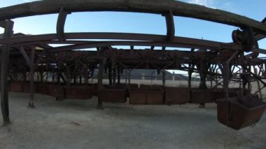 Cable Car Chilecito La Mejicana altın madeni Famatina Dağları'nda ikinci istasyonu. Paslı asılı vagonlar doğru hava raylar yürüme. Arka plan Dağları. Ulusal endüstriyel miras. La Rioja