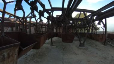 Cable Car Chilecito La Mejicana altın madeni'ikinci istasyonu. Paslı asılı vagonlar ile hava raylar yürüme. Alman sistemi İngiliz şirketi için. Ulusal endüstriyel miras. La Rioja Arjantin