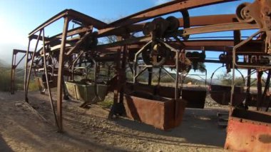 İkinci İstasyonu, Cable Car Chilecito - La Mejicana altın madeni Famatina dağlarda. Hizalanmış asılı vagonlar boyunca gün batımında yürüme. Fişekleri ve siyah ışık. Ulusal endüstriyel miras. La Rioja