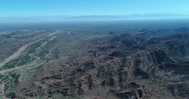 Kırmızı kumtaşı kayalıklarla hava dron 'm. Üstünde belgili tanımlık tepe uçan geçit ve kanyonlar yerel bitki örtüsü ile yukarıda. Rioja Eyaleti, Arjantin Kuru kayalık manzaraya geçiş yolu