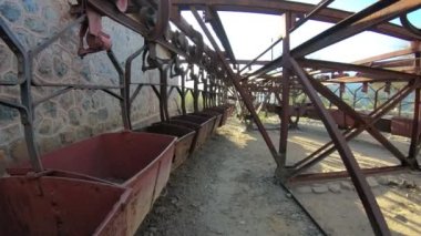 İkinci İstasyonu, Cable Car Chilecito - La Mejicana altın madeni Famatina dağlarda. Hizalanmış asılı vagonlar boyunca gün batımında yürüme. Fişekleri ve siyah ışık. Ulusal endüstriyel miras. La Rioja