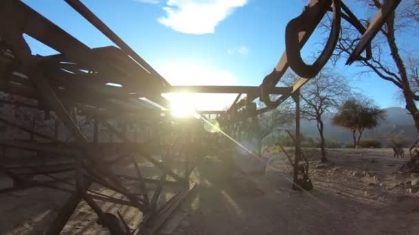 第二站 Chilecito Mejicana 金矿马尔贝克山 沿着挂着的马车在夕阳下散步 耀斑和黑光灯 国家工业遗产 拉里奥哈 — 图库视频影像
