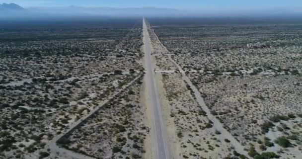Воздушные Беспилотники Дороге Широком Пустынном Ландшафте Инженерное Движение Почвы Сухим — стоковое видео