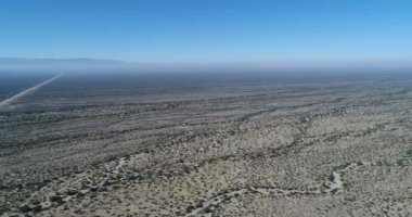 Desertic peyzaj, kumlu yüzey vains olarak bitki örtüsü desenleri ile hava dron sahne. Yerel bitki örtüsü. Rioja Eyaleti, Arjantin