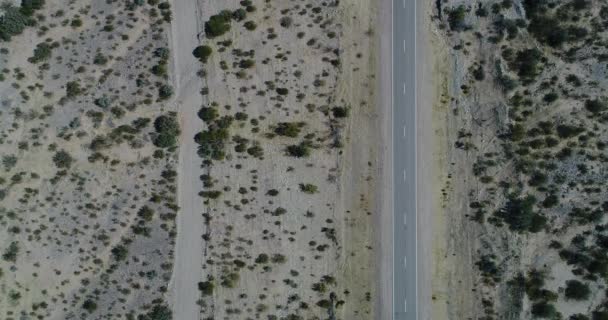 Escena Aérea Del Dron Senital Del Coche Con Remolque Que — Vídeos de Stock