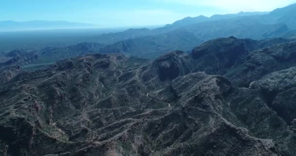 Cena Drones Aéreos Penhascos Arenito Vermelho Voando Sobre Ravinas Desfiladeiros — Vídeo de Stock