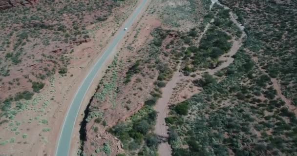 Cena Drones Aéreos Penhascos Arenito Vermelho Voando Sobre Ravinas Desfiladeiros — Vídeo de Stock