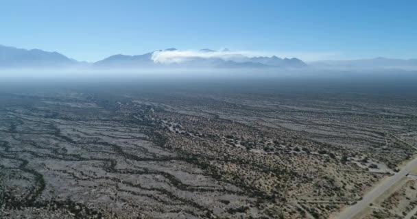 空中无人机在山上的火灾场面 马尔贝克的山在背景与白色烟雾吹风 道路和宽南美大草原在前面 阿根廷拉里奥哈省 — 图库视频影像
