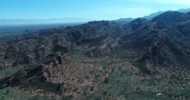 Kırmızı kumtaşı kayalıklarla hava dron sahne. Üstünde belgili tanımlık tepe uçan geçit ve kanyonlar yerel bitki örtüsü ile yukarıda. Araba kapısı manzara olan yol. Rioja il. Famtina Dağları