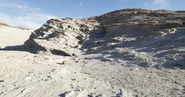 奇妙な岩と白い岩砂岩上を歩い 手持ちカメラの岩を昇順します 風成層の風景です ロデオ サンファン アルゼンチン — ストック動画