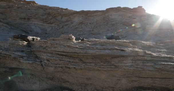 Dettaglio Arenaria Strato Roccioso Macchina Fotografica Tenuta Mano Che Viaggia — Video Stock