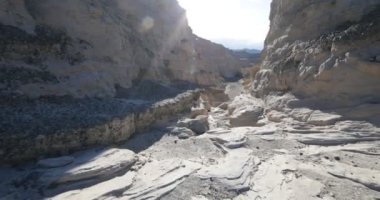 Yürüme bir deep gullie, Kanyon, Kuru dere kamera elini tuttum. Aşınmış beyaz duvarlar tortul kaya yaptı. Organik oluşumları su erozyonu tarafından yapılmış. Rodeolar, San Juan, Arjantin