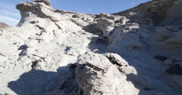 Caminhando Sobre Arenito Rochoso Branco Com Formações Camada Estranha Câmera — Vídeo de Stock