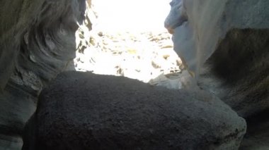 İç volkan malacara. Vocanic ifadeleri gri enkaz duvarlarını. Jeolojik oluşum gri dar duvarları. Mendoza, Arjantin. Kamera gösteren delik, tünel.