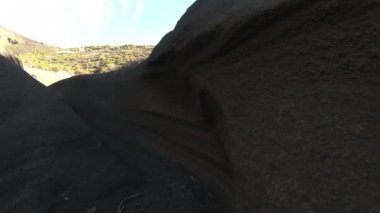 Volkan malacara gri enkaz, vocanic işlemimiz Kuru dere içinde yürüyüş. Jeolojik oluşum gri dar duvarları. Mendoza, Arjantin.