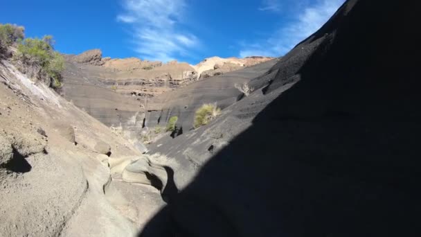 Wandelen binnen vulkaan malacara grijs puin, droge rivier van vocanic afzettingen. Grijze smalle muren van geologische formatie. Mendoza, Argentinië. — Stockvideo