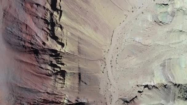 Scène Drone Sensuelle Montagnes Érodées Colorées Sable Rivière Sèche Vue — Video