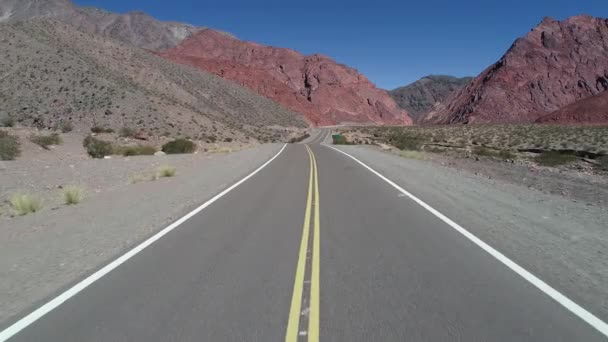 Conduciendo Hacia Atrás Través Carretera Valle Entre Coloridas Montañas Erosionadas — Vídeos de Stock