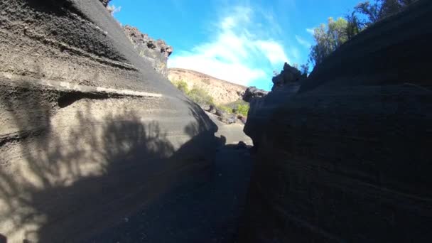 Wandelen binnen vulkaan malacara grijs puin, droge rivier van vocanic afzettingen. Grijze smalle muren van geologische formatie. Mendoza, Argentinië. — Stockvideo