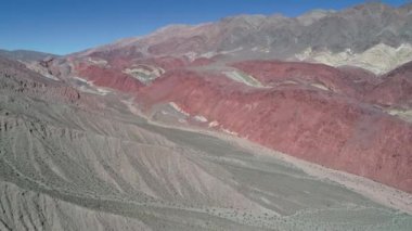 Renkli erozyona uğramış dağlar hava dron sahne. Kuru nehir ve gullies catamarca Eyaleti, Arjantin, kumtaşı manzara. Genel görünümüne artan kamera.