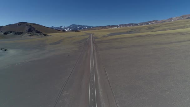 Luchtfoto Drone Scène Van Weg Desertic Landschap Met Besneeuwde Bergen — Stockvideo