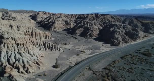 Letecká drone scéně erodované hory. Cestování směrem k suché řeky mezi kopci. Podivné organická věž formy. Vysušenou krajinu. Provincie San Juan, Argentina — Stock video