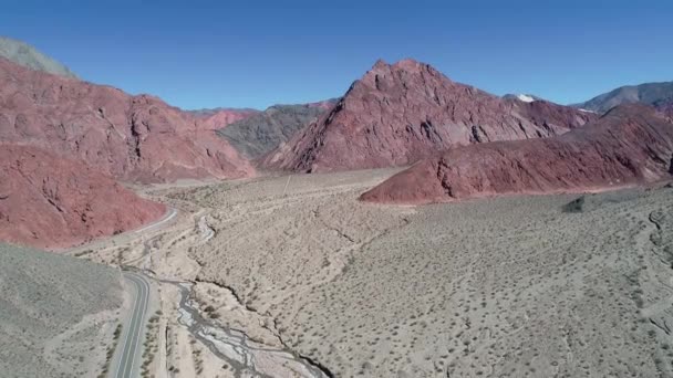 Drone Aereo Scena Montagne Rosse Nella Valle Bianca Strada Che — Video Stock