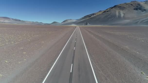 Luchtfoto Drone Scène Van Weg Desertic Landschap Met Besneeuwde Bergen — Stockvideo