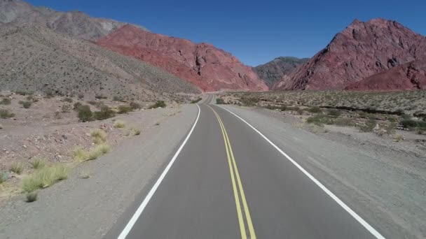 Conduciendo Por Carretera Valle Entre Coloridas Montañas Erosionadas Viajando Por — Vídeo de stock