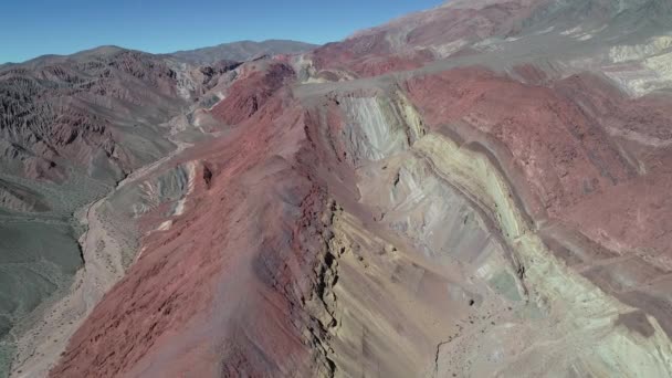 Cena Drones Aéreos Montanhas Coloridas Erodidas Paisagem Camada Arenito Vermelho — Vídeo de Stock