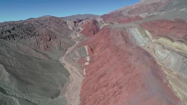 空中无人机现场五颜六色的山 阿根廷卡塔马卡省干涸河流和沟渠的红色砂岩景观 相机侧向移动 — 图库视频影像