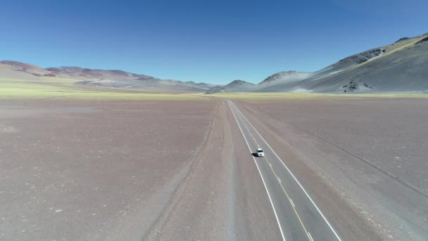 Cena Drone Aéreo Van Que Viaja Sobre Estrada Entre Montanhas — Vídeo de Stock