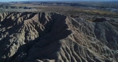 Aşınmış beyaz ve turuncu dağlar hava dron sahne. Doğru form senital görünümü ayrıntı gullies ve garip organik Kulesi ile seyahat. Manzara kuru. San Juan Eyaleti, Arjantin