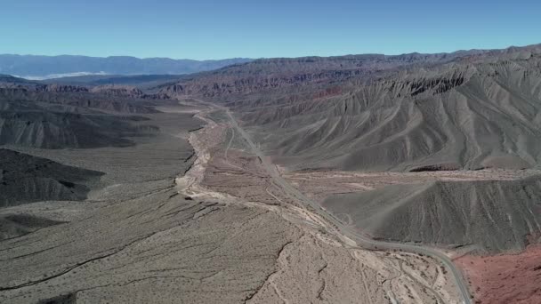 Escena Aérea Drones Río Seco Entre Montañas Arenosas Erosionadas Coloridas — Vídeos de Stock