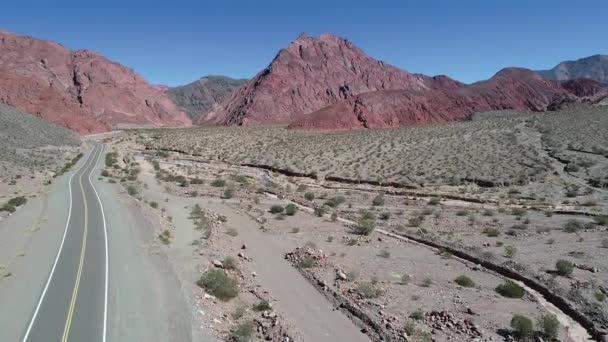 Escena Aérea Drones Montañas Rojas Valle Blanco Camino Que Cruza — Vídeos de Stock