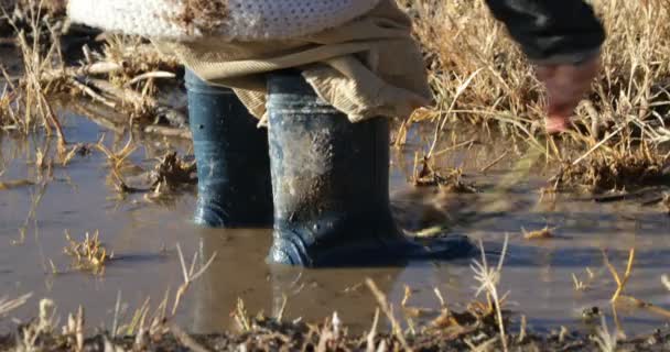 Detalhe Das Botas Chuva Infantis Brincando Lama Uma Costa Lago — Vídeo de Stock