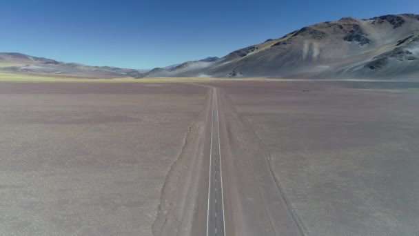 Escena Aérea Drones Carretera Paisaje Desértico Con Montañas Colores Nevados — Vídeos de Stock